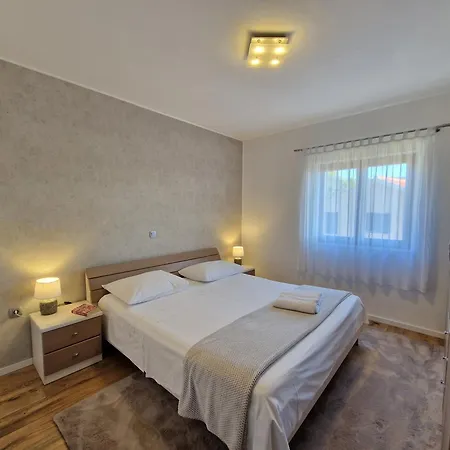 Apartman With Parking Space - 22505 *