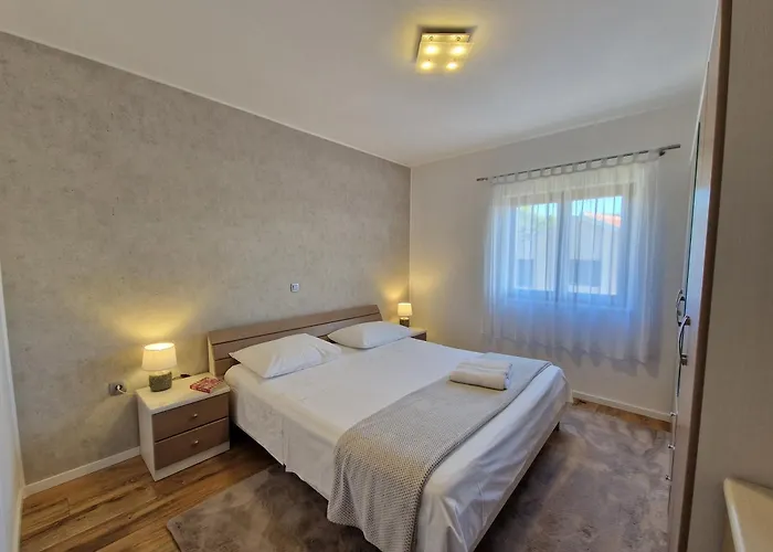 Apartman With Parking Space - 22505 *
